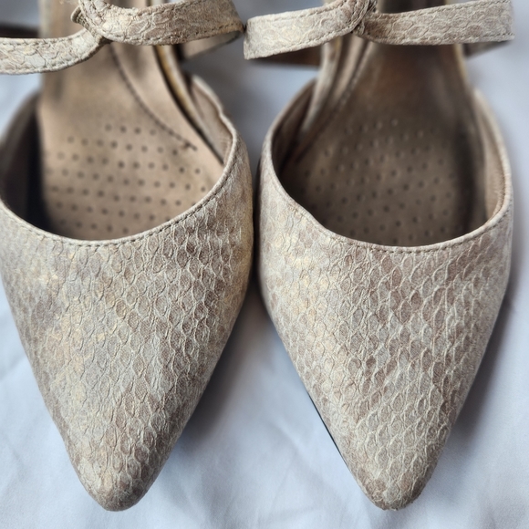 Life Stride Seamless Champagne/Gold Heels Size 7.5 - Picture 4 of 10